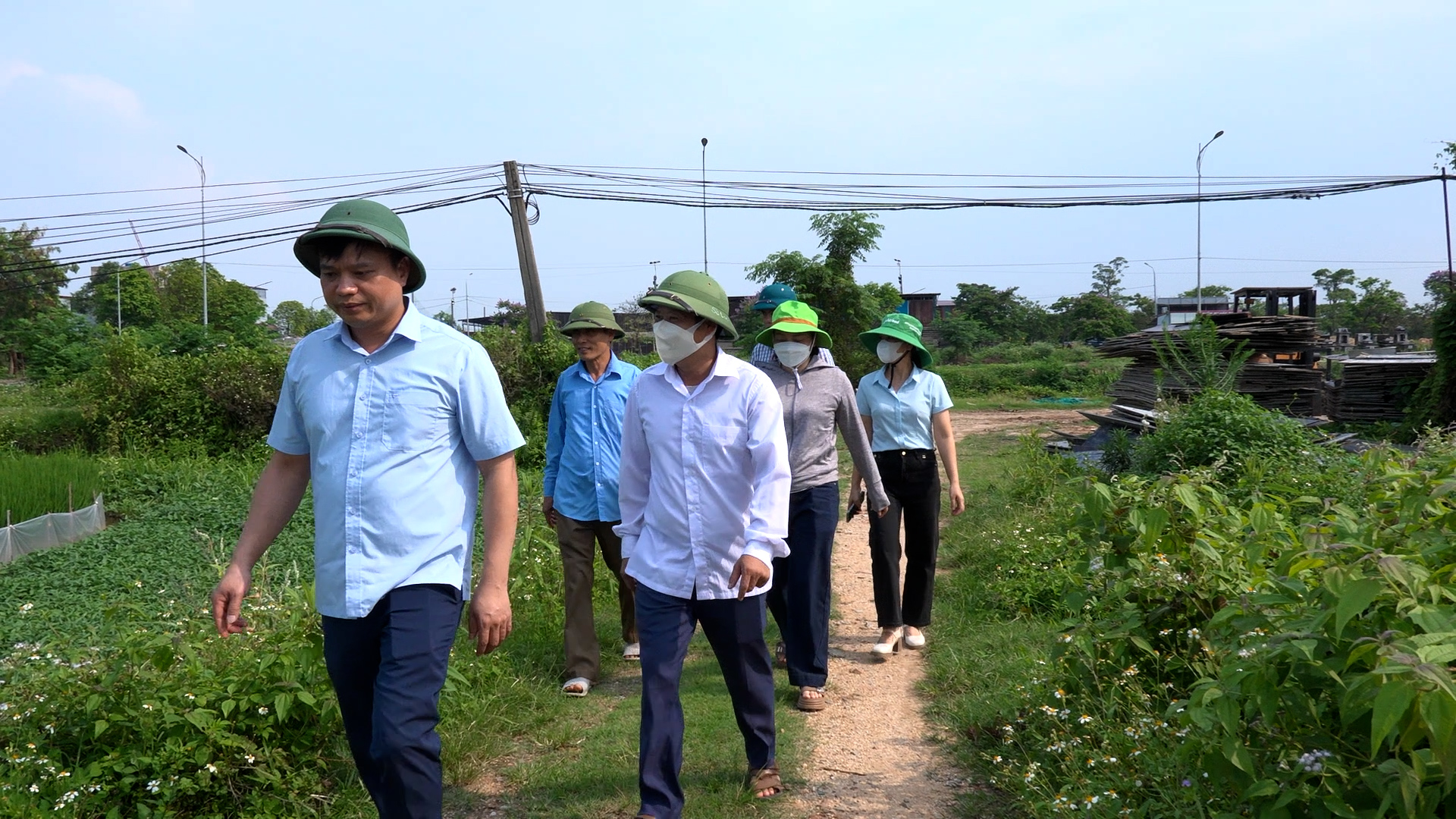 Đc Nguyễn Hữu Quản, Chủ tịch UBND xã kiểm tra, chỉ đạo chăm sóc và phòng trừ sâu bệnh trên lúa vụ Xuân năm 2026.jpg