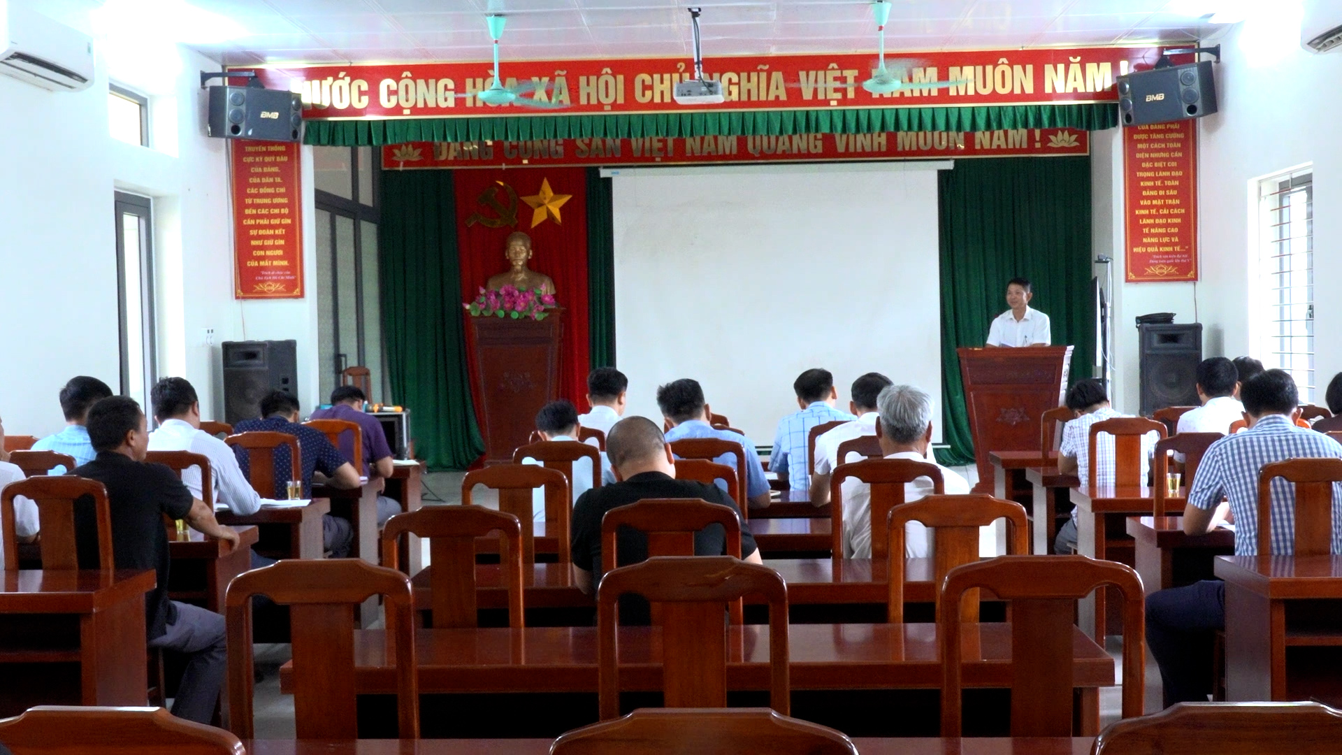 UBND xã Tam Đa tổ chức công khai kết quả sơ bộ kiểm đếm, quy chủ thực hiện dự án CCN Tam Đa – Dũng Liệt 2.jpg