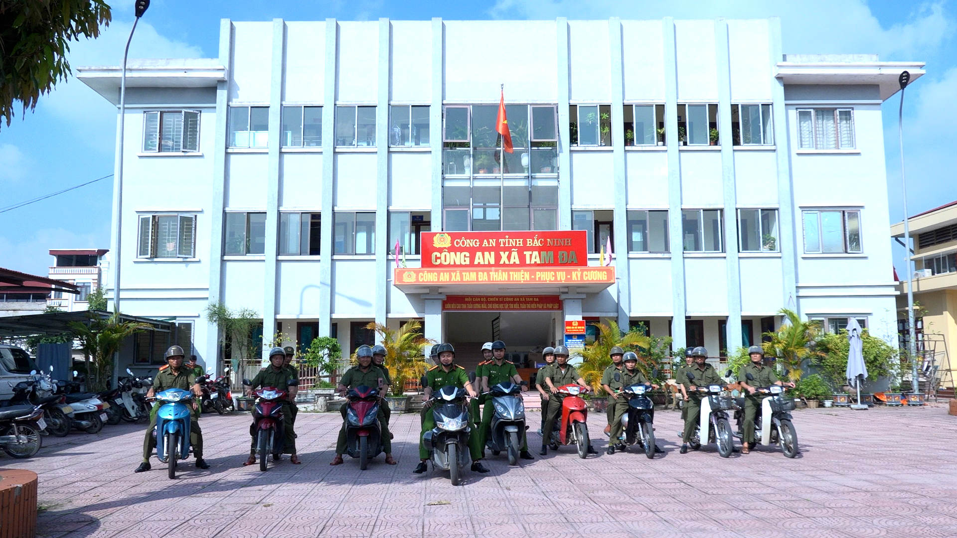 XÃ TAM ĐA RA QUÂN “CHIẾN DỊCH MÙA HÈ SỐ CÙNG VNeID, HƯỚNG DẪN CÔNG DÂN SỐ, ĐỒNG HÀNH CÙNG NHÂN DÂN THỰC HIỆN ĐỀ ÁN 06”.jpg